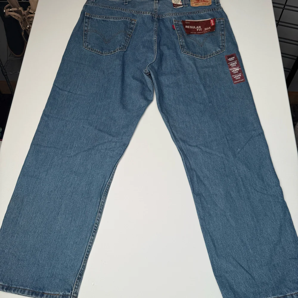 Levi's Men's 505 Regular Fit Straight Leg medium wash Blue Size (42x30)